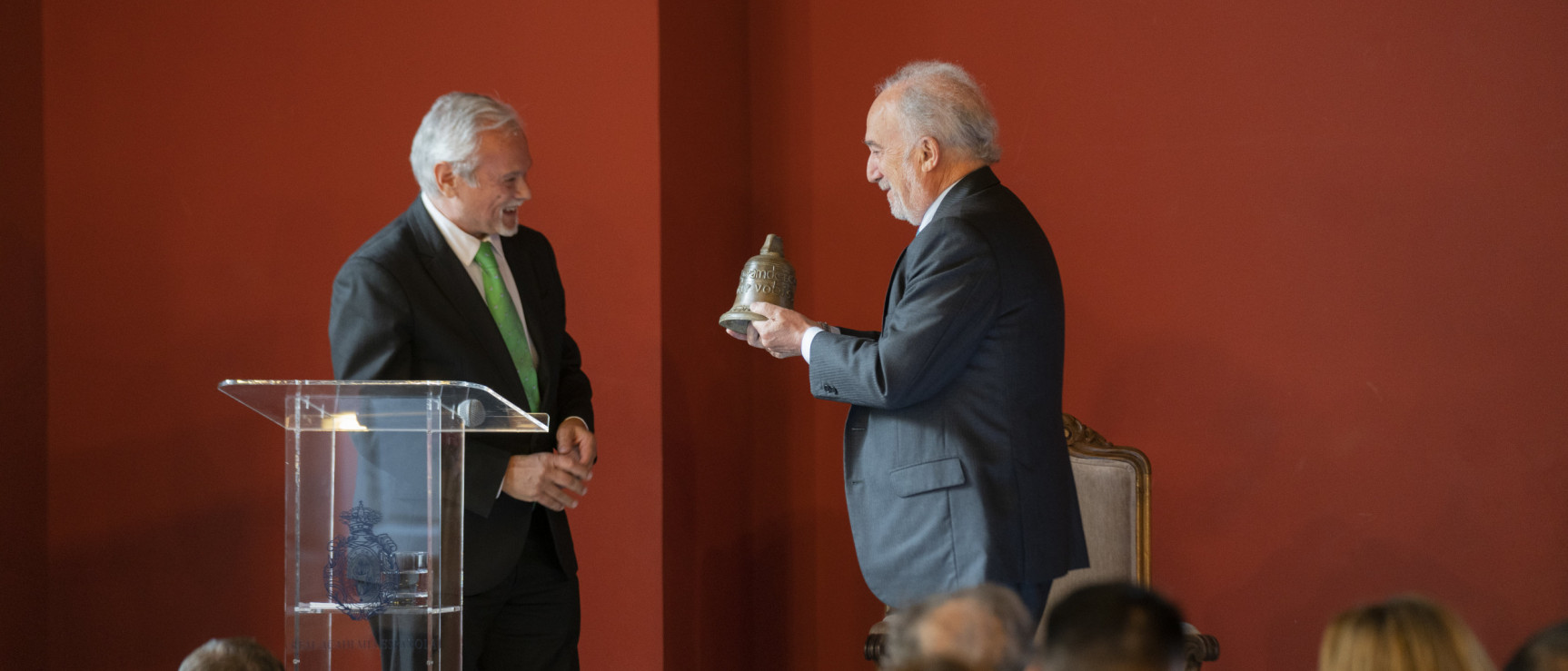 El director de la RAE, Santiago Muñoz Machado, recibe un regalo de manos del presidente de la Unión Iberoamericana de Colegios y Agrupaciones de Abogados, don Carlos Andreucci (foto: RAE).
