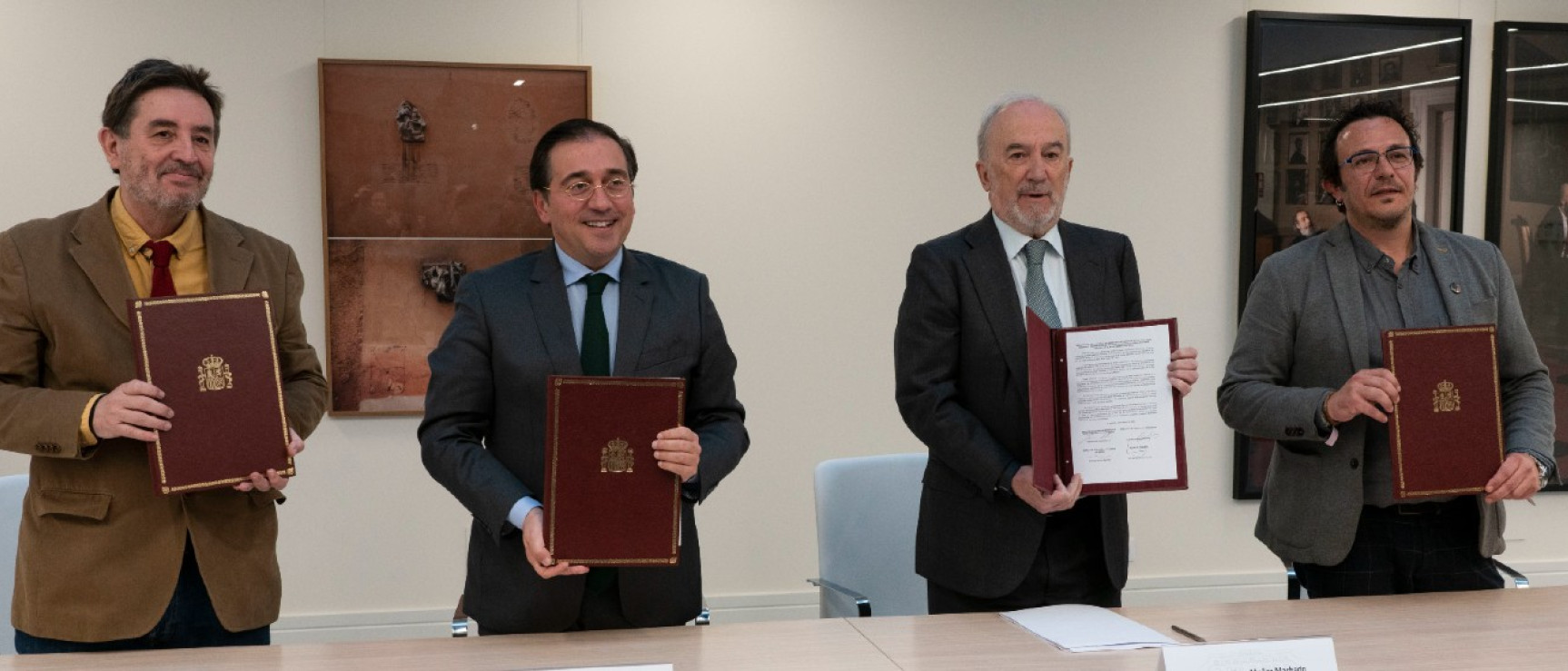 Firma de la declaración institucional para la organización en Cádiz del IX Congreso Internacional de la Lengua Española (foto: RAE)