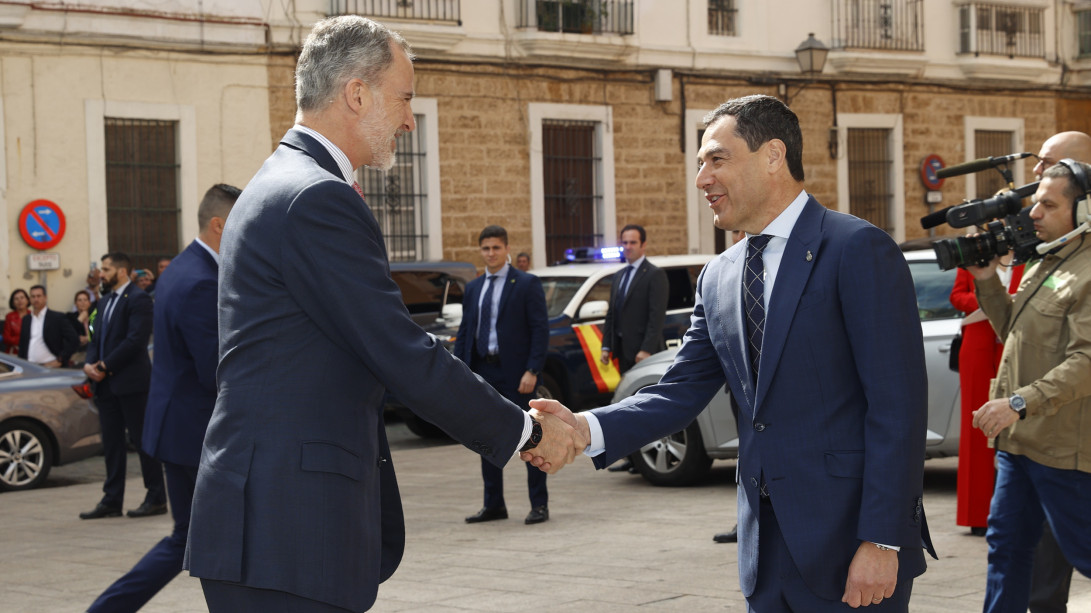 El rey saluda al presidente de la Junta de Andalucía (foto: Casa Real)